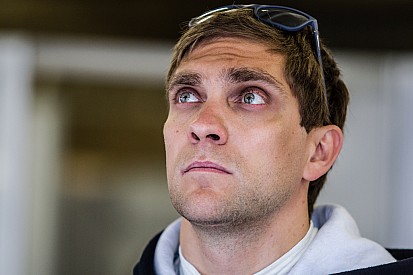 Vitaly Petrov proche d'un volant chez Manor en LMP2