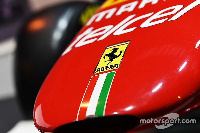Logo de Ferrari en un F1 Racing de exhibici&oacute;n