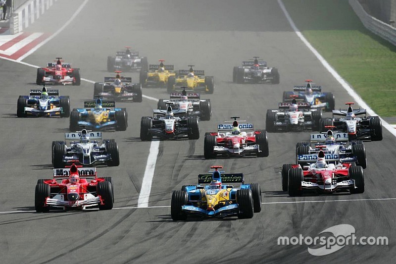 Start: Fernando Alonso takes the leads ahead of Michael Schumacher