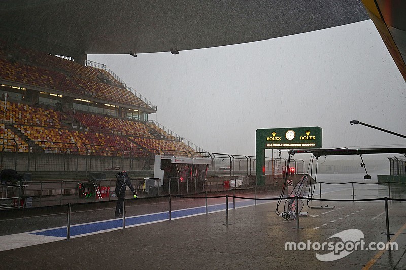 Fuerte lluvia en los pits