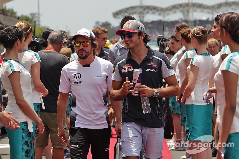 Fernando Alonso, McLaren y Carlos Sainz Jr., Scuderia Toro Rosso en el desfile de pilotos