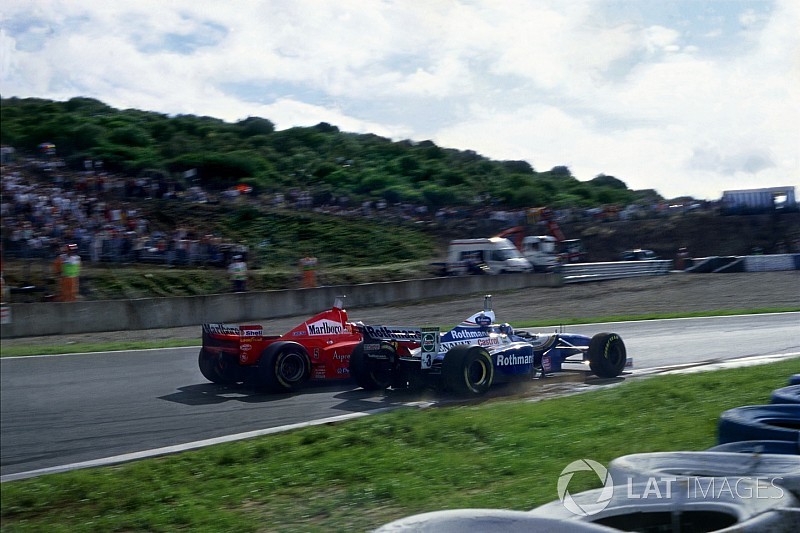 Michael Schumacher, Ferrari F310B y Jacques Villeneuve, Williams FW19 Renault en la Curva Dry Sack
