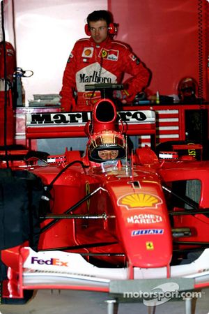 Michael Schumacher dans le garage, avant la course