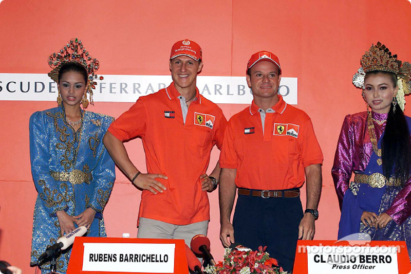 Michael Schumacher y Rubens Barrichello, con bellezas locales