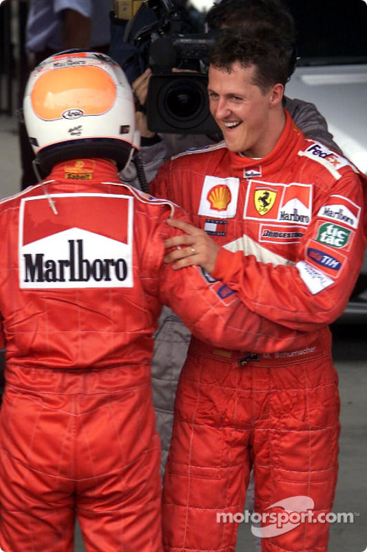 Rubens Barrichello y Michael Schumacher después de la carrera