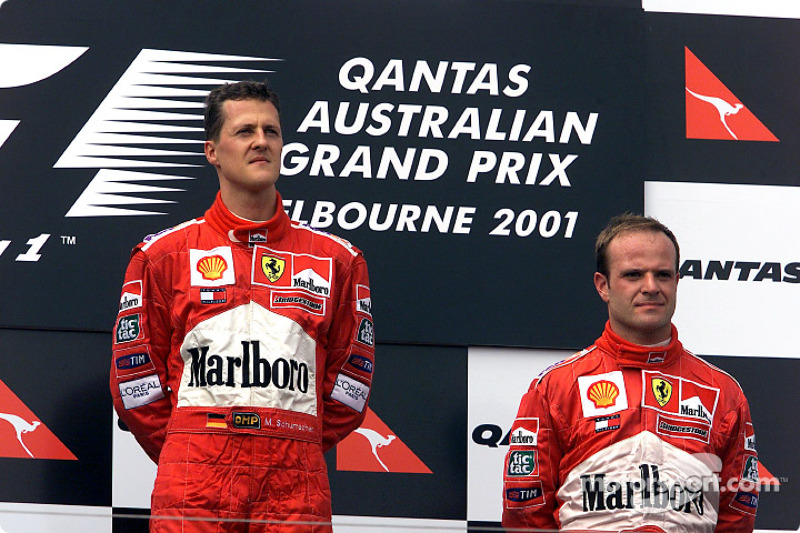 Michael Schumacher y Rubens Barrichello después de una trágica carrera