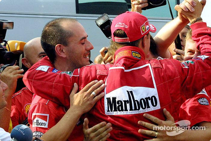 Michael Schumacher celebrando con el Equipo Ferrari
