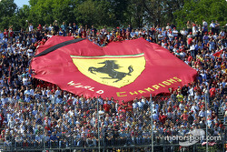 Тифози с баннером Ferrari