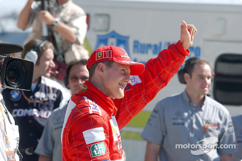 En la parrilla: Michael Schumacher saludando