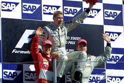 Le podium: Le vainqueur Mika Hakkinen avec Michael Schumacher et David Coulthard