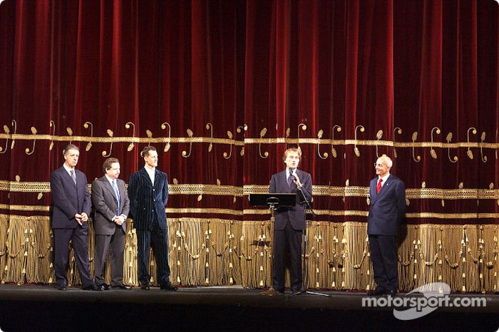 Milán, Teatro alla Scala: Luca di Montezemelo presentando a Michael Schumacher y Jean Todt