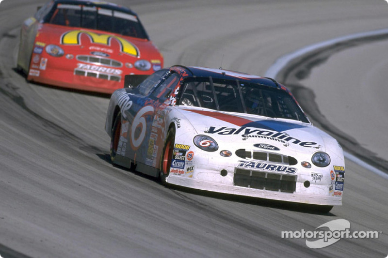 Mark Martin, pilote Valvoline Ford Taurus, a aidé Ford à remporter le championnat constructeurs en 1999 avec deux victoires