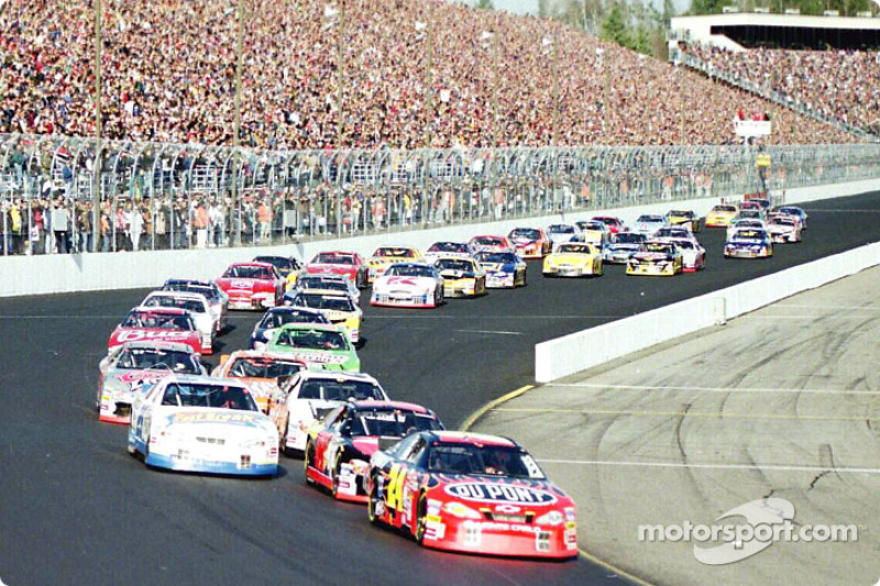 Green flag: Jeff Gordon leading the field