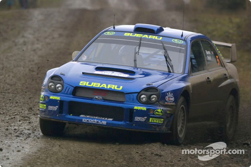 Richard Burns, con un Subaru Impreza en el Rally de Gran Bretaña 2001