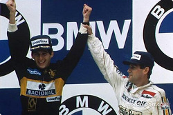 Vencedor Ayrton Senna com Patrick Tambay no pódio