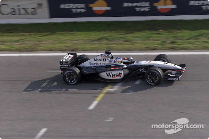 Alexander Wurz test la nouvelle West McLaren Mercedes MP4-17 pour la première fois