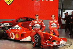 Міхаель Шумахер і Рубенс Баррікелло з новою Ferrari F2002