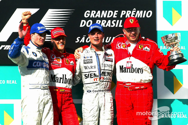 El podio: el ganador de la carrera, Michael Schumacher con Ralf Schumacher, David Coulthard y Ross B