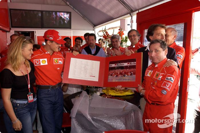 Michael Schumacher celebrando su Gran Premio 100 con Ferrari