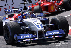 Juan Pablo Montoya devant Michael Schumacher