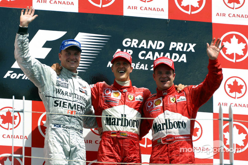 El podio: el ganador de la carrera, Michael Schumacher con David Coulthard y Rubens Barrichello