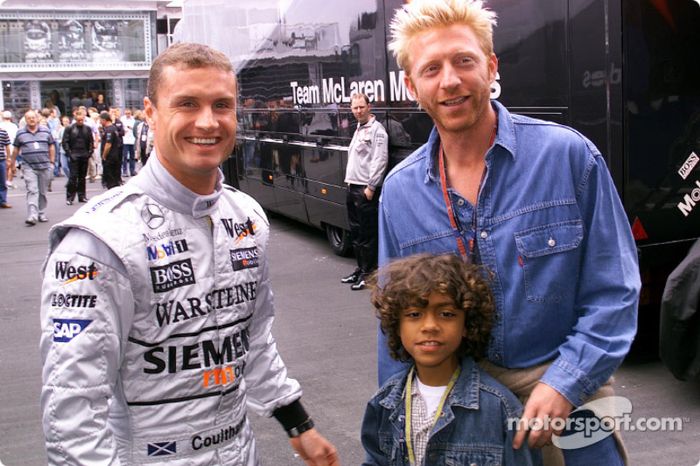 Boris Becker y su hijo Noah visitando a David Coulthard y el equipo McLaren Mercedes