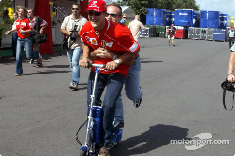 Michael Schumacher y Rubens Barrichello divirtiéndose