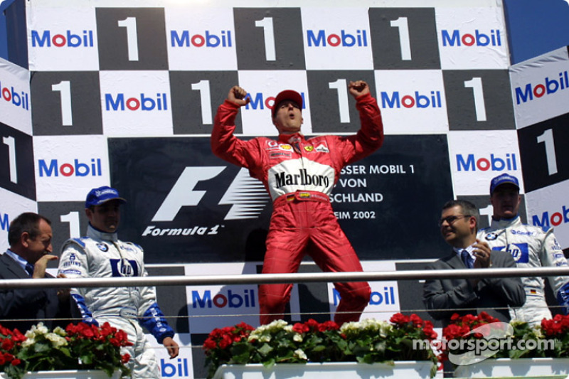 El podio: el ganador de la carrera, Michael Schumacher con Juan Pablo Montoya y Ralf Schumacher