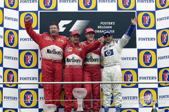 El podio: el ganador de la carrera, Michael Schumacher con Ross Brawn, Rubens Barrichello y Juan Pablo Montoya