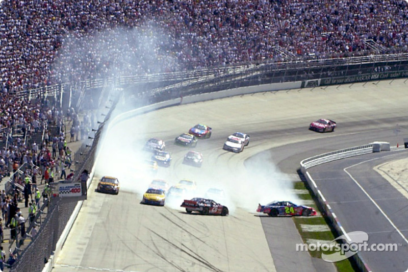 Jeff Gordon et Todd Bodine se touchent