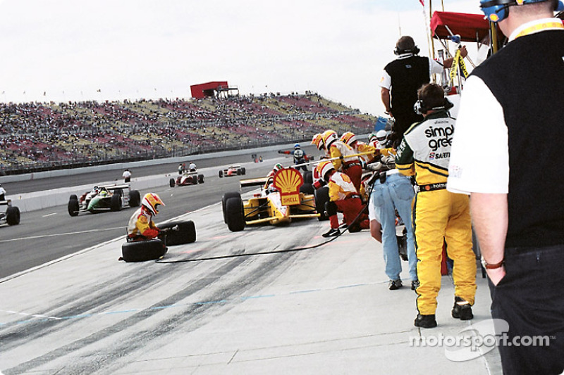 Arrêt au stand pour Jimmy Vasser