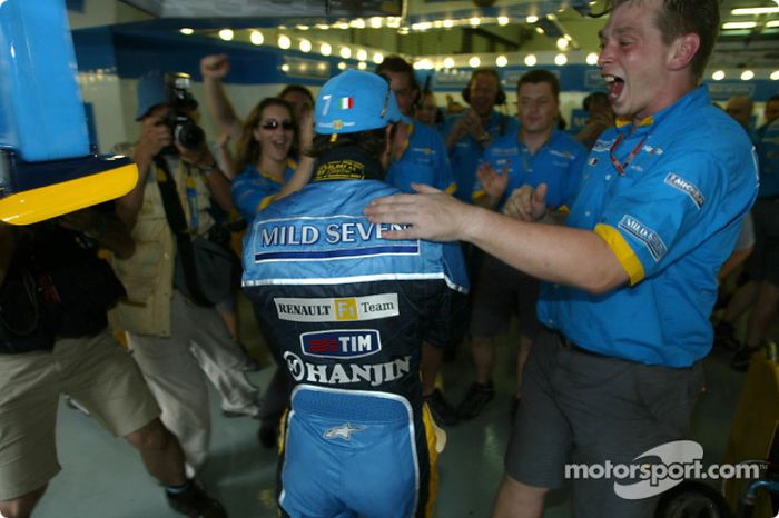 Miembros del equipo Renault F1 y Jarno Trulli celebran la primera fila
