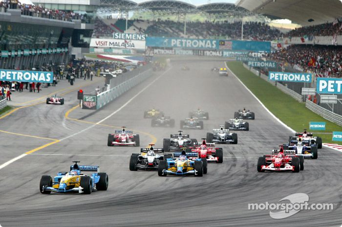 Primera curva: Fernando Alonso al frente del grupo