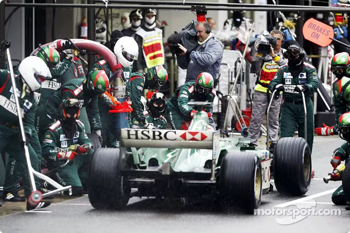 Arrêt au stand pour Mark Webber