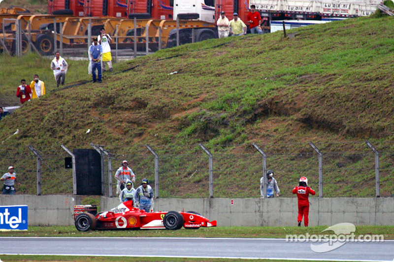 Rubens Barrichello também não teve muita sorte no GP do Brasil. Em 2003, o brasileiro largou da pole, mas abandonou por causa de uma pane seca na volta 47.