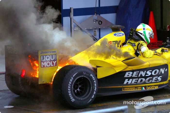 Giancarlo Fisichella sale de su Jordan en llamas