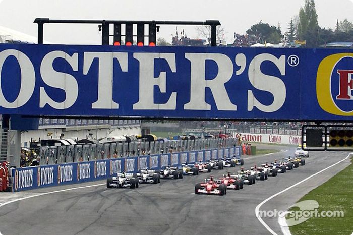 Parrilla de salida: Michael Schumacher, Ferrari y Ralf Schumacher, Williams, esperan el inicio de la competencia. 