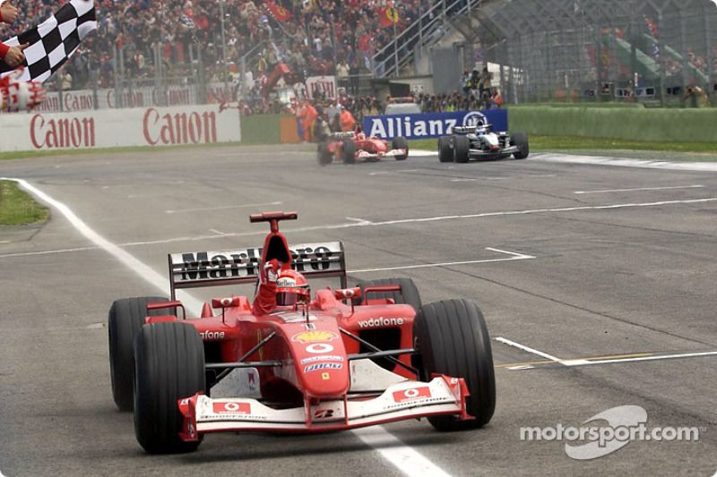 Michael Schumacher toma la bandera a cuadros