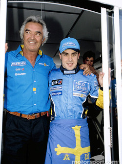 Fernando Alonso y Flavio Briatore celebran podio