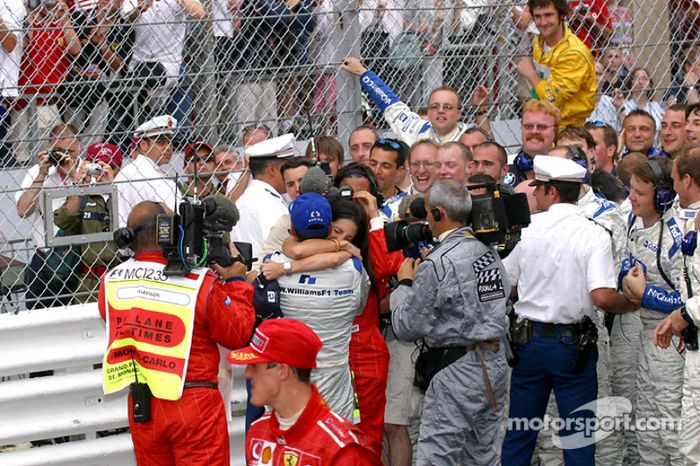 Juan Pablo Montoya celebra la victoria con su esposa