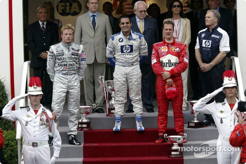 Podio: el ganador de la carrera Juan Pablo Montoya con Kimi Raikkonen y Michael Schumacher