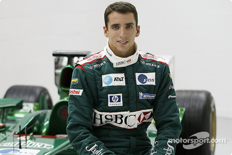 Justin Wilson posa con el coche Jaguar F1 después de su traslado a Jaguar Racing de Minardi en la fá