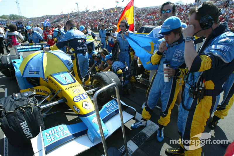 Fernando Alonso en la parrilla de salida