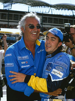 El ganador Fernando Alonso celebra con Flavio Briatore