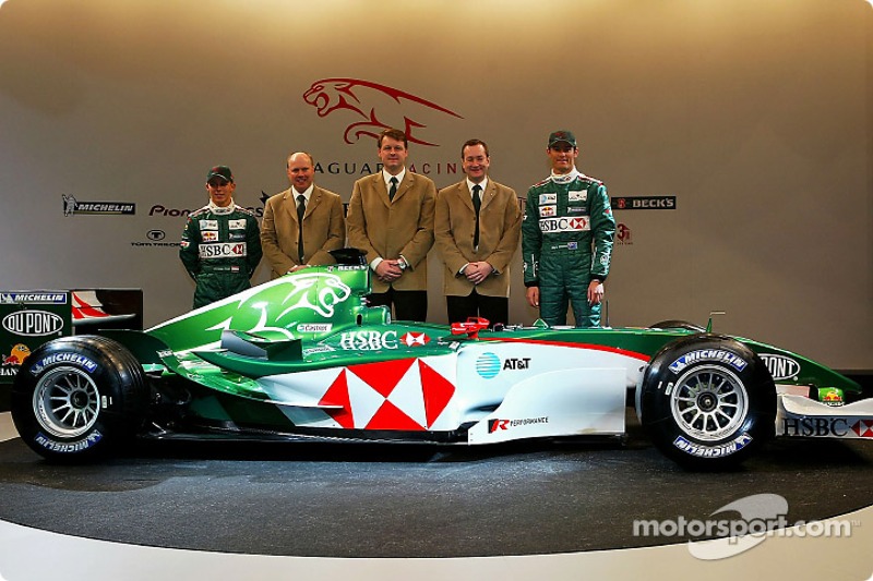 Christian Klien, Direktör, mühendising for Jaguar Racing, Ian Pocock, Direktörü, Jaguar Racing, David Pitchforth, CEO, Premier Performance Division Tony Purnell ve Mark Webber pose ve yeni Jaguar R5
