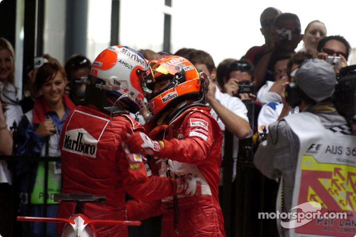 Michael Schumacher y Rubens Barrichello celebran el triunfo de uno-dos de Ferrari