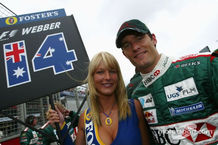 Mark Webber en la parrilla de salida con una encantadora chica de Foster