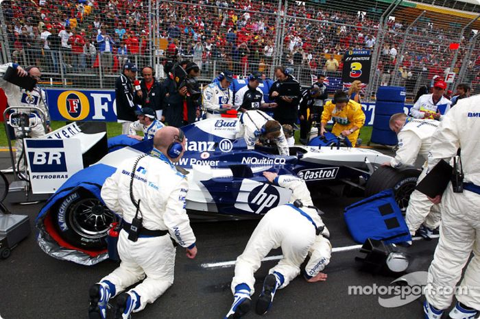Los miembros del equipo Williams-BMW se preparan en la parrilla de salida