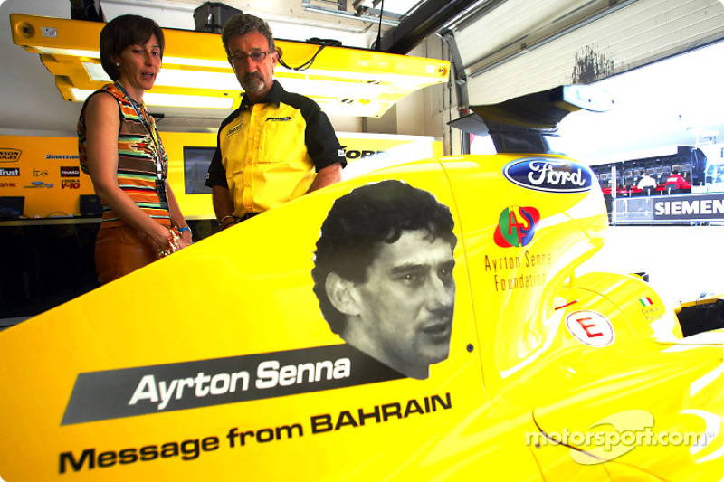 Viviane Senna habla con Eddie Jordan sobre el tributo a Ayrton Senna en los autos Jordan.