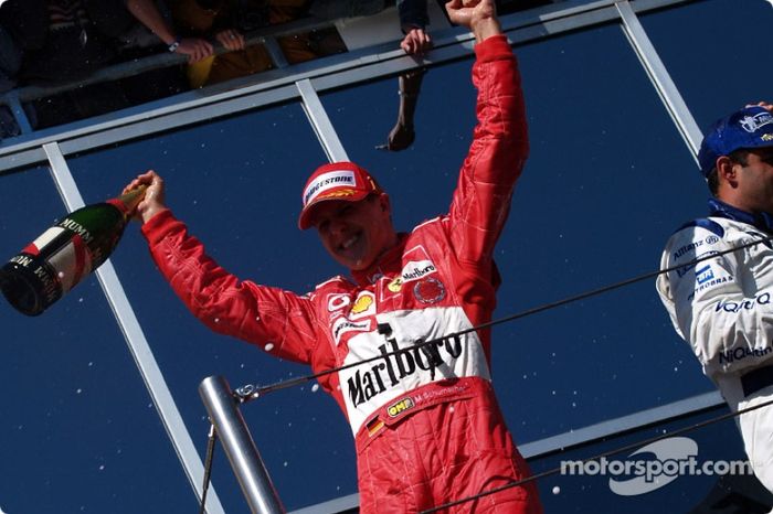 Podio: el ganador de la carrera Michael Schumacher, celebra